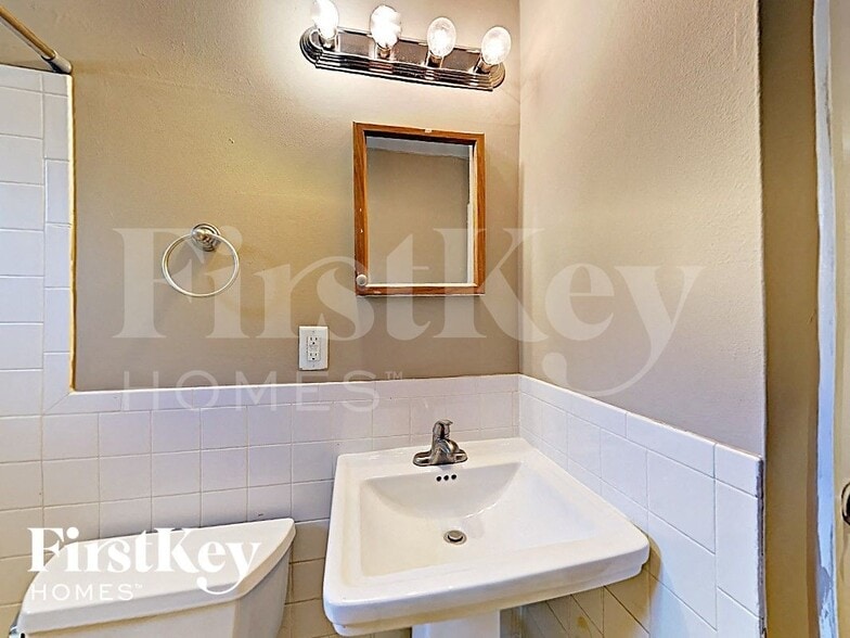 Building Photo - 1365 Carmona Dr