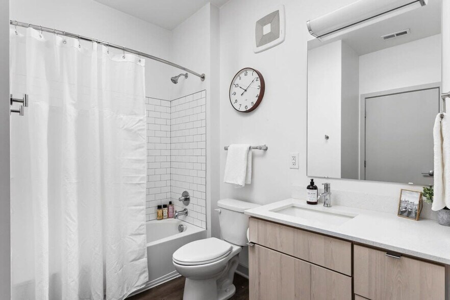 Building Photo - 747 N College Ave