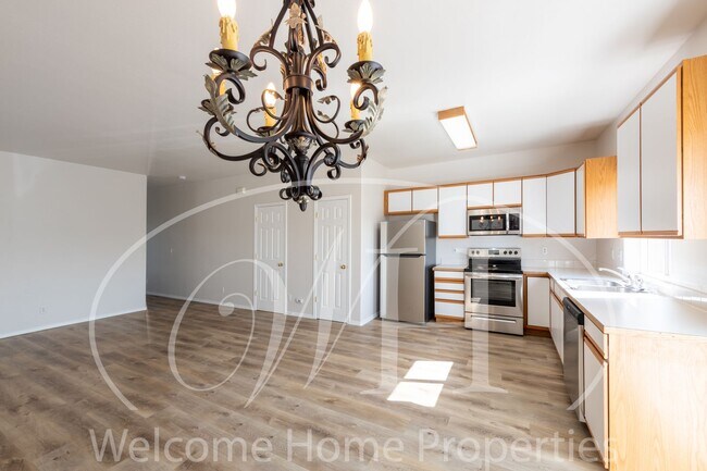 Building Photo - Enjoy the Open Floor Plan and Generous Storage in this College Place Duplex