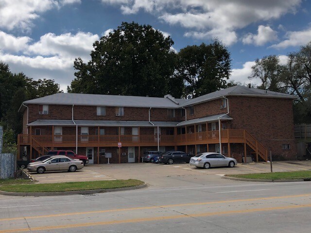 Truman View Apartments - 9613 E Truman Rd