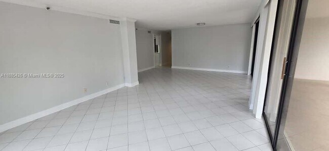 Building Photo - 2843 S Bayshore Dr