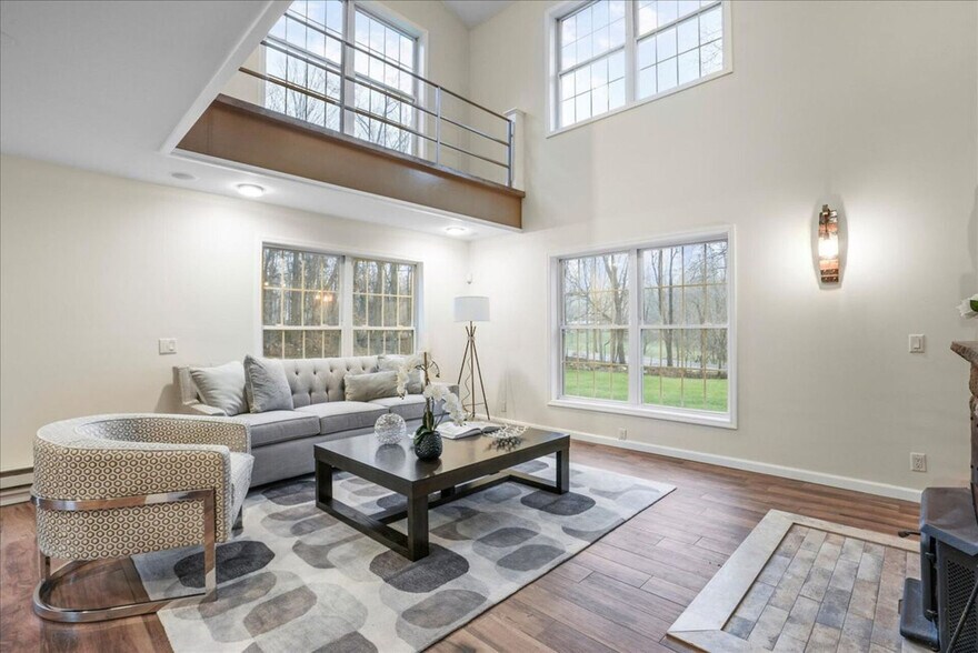 Building Photo - 338 Clove Rd