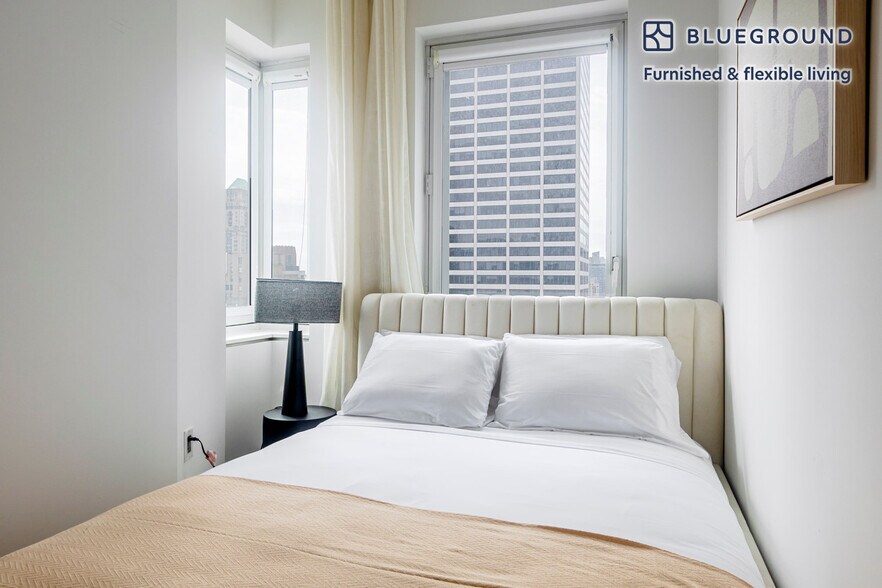 Building Photo - 70 W 45th St