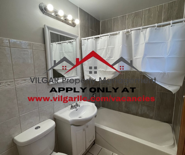 Building Photo - Step into comfort and style in this beauti...