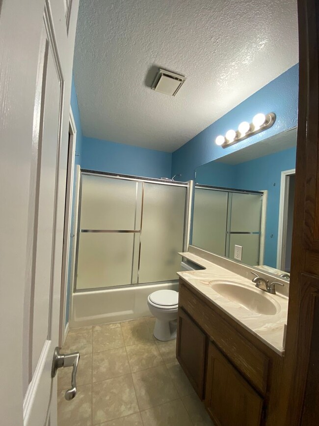 Building Photo - SHARON CREEK CONDOS! Upper level, 2bed/2 b...