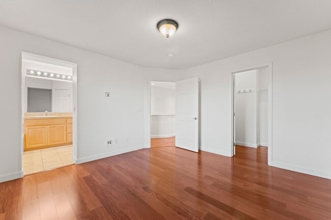 Building Photo - CONVENIENT & LUXURIOUS TOWNHOME BEAUTIFULL...