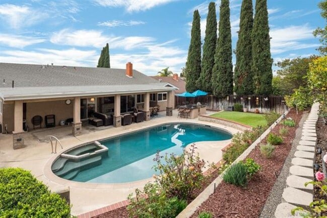 Building Photo - Stunning single-story Vista Del Cerro home with a private backyard oasis designed for effortless ...