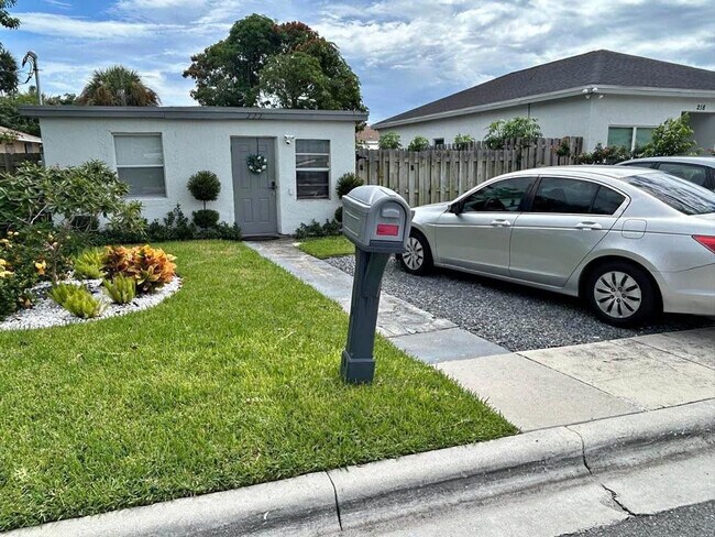 Building Photo - 222 NE 13th Ave