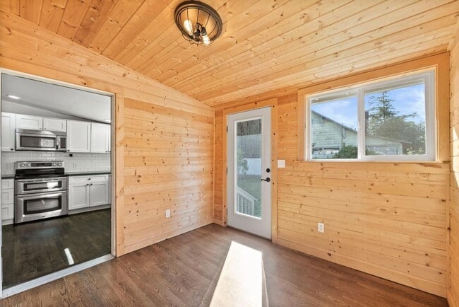 Building Photo - Spacious 3-Bed Tacoma Home w/ Office, A/C,...