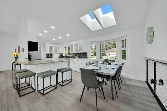 Building Photo - 5999 N Pinegrove Dr