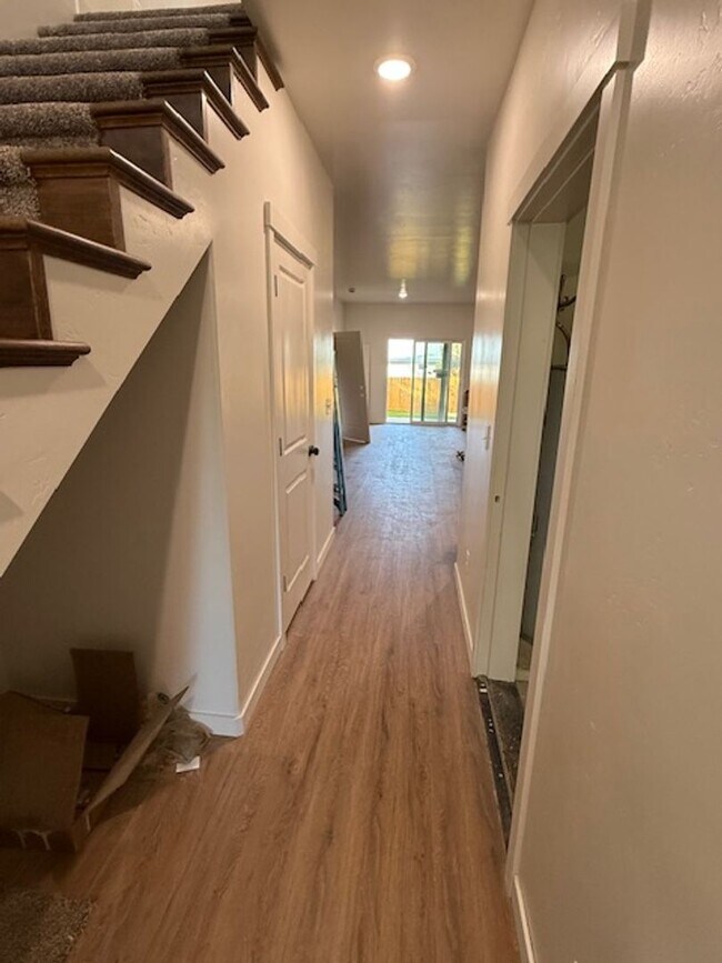 Building Photo - 504 S 5th St