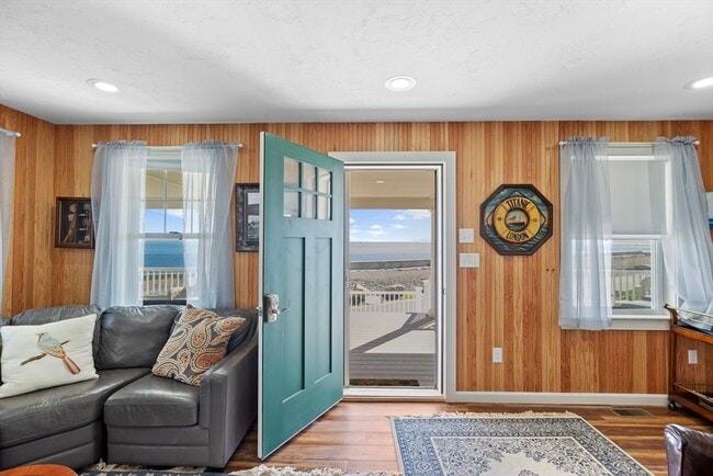 Building Photo - 43 Oceanside Dr