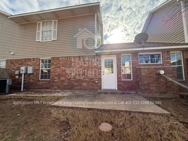 Building Photo - West Norman 3 Bed 2 Bath Garden home!
