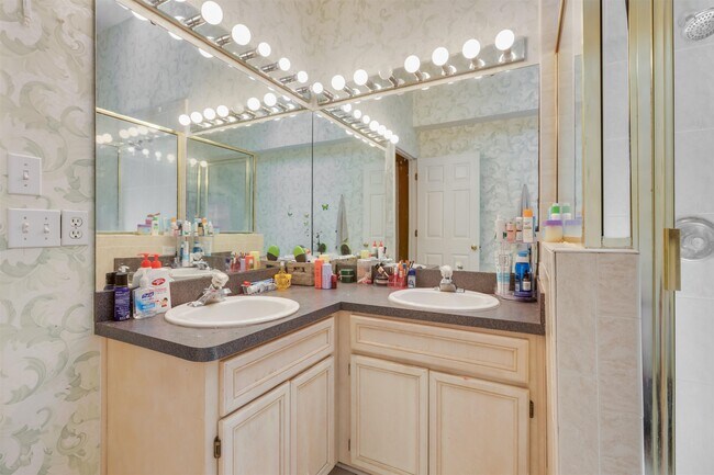 Building Photo - 1583 Applewood Way