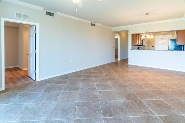 Building Photo - AVAILABLE now! 2BR/2BA unfurnished annual ...