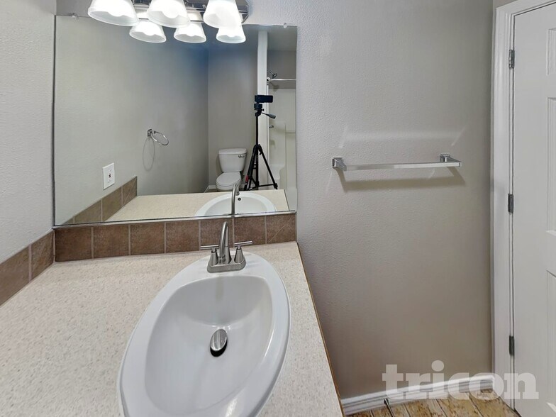 Building Photo - 1811 NE 89th Cir