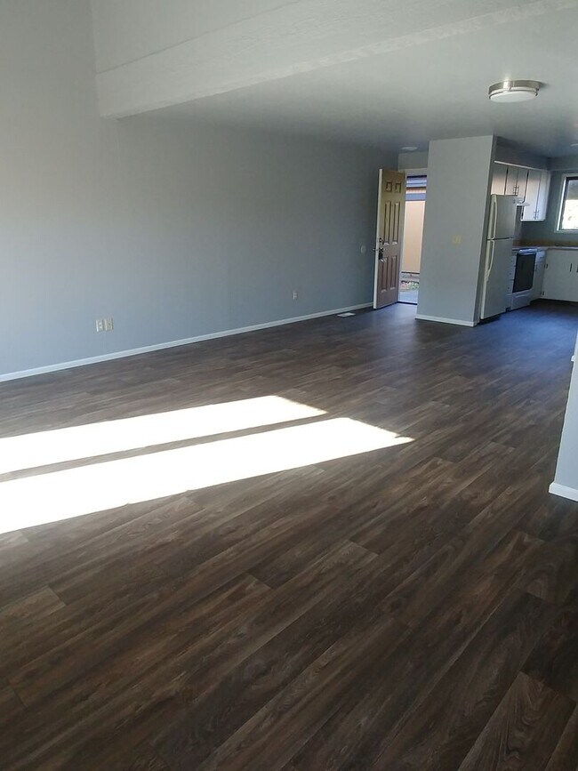 Building Photo - Freshly remodeled Townhouse Style Apartment with Private Yard