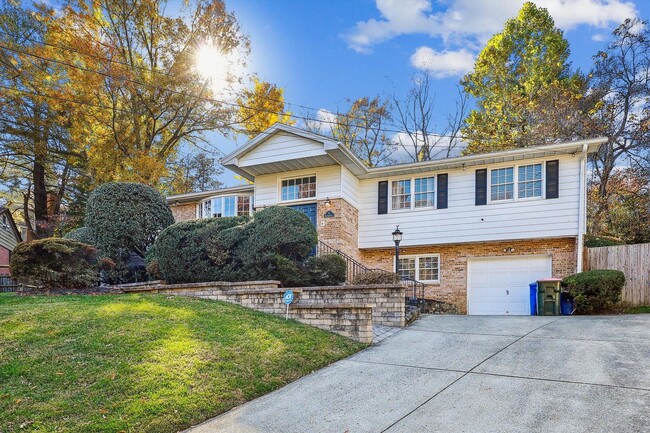 Primary Photo - Great 5BR 3.5 Bath Home in Potomac!