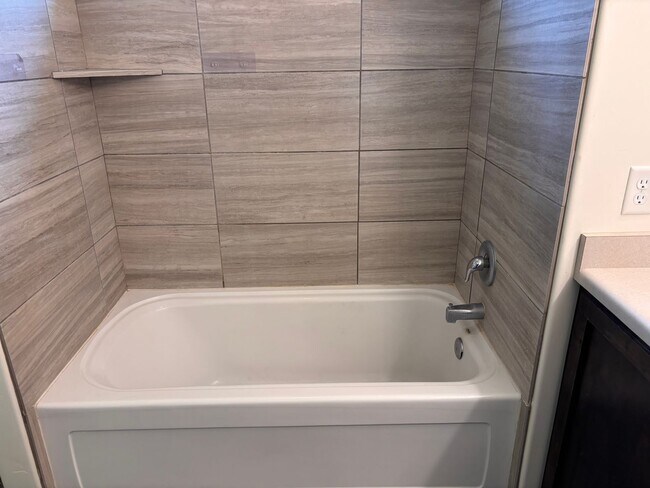 Building Photo - 4 bed | 2 1/2 bath | 2 car garage in Deser...