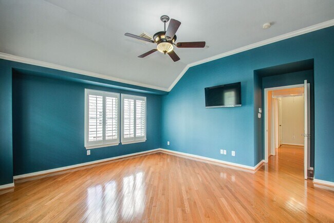 Building Photo - Stunning Three-Bedroom Townhouse Located i...