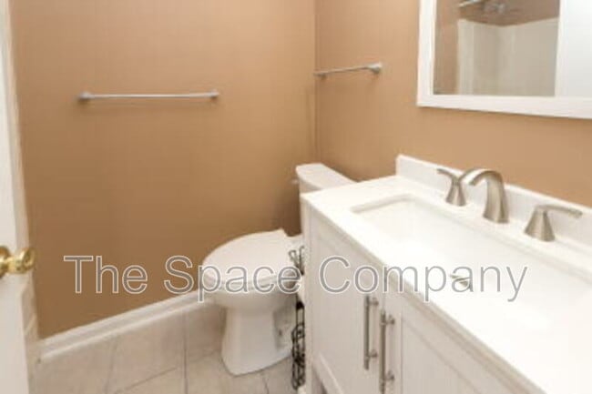 Building Photo - 404 Erskine St