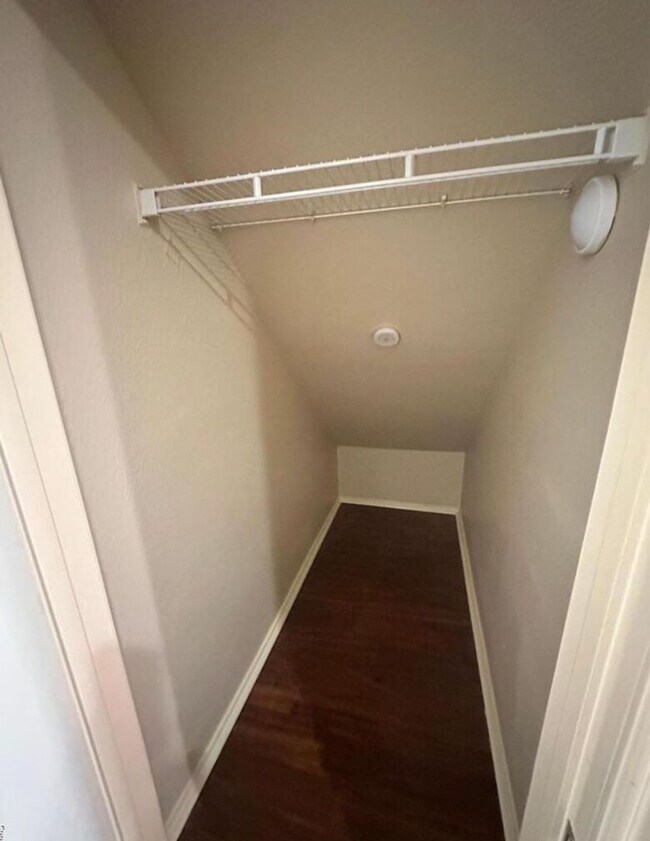 Building Photo - 3 BD/2.5 BA AVAILABLE IN GATED COMMUNITY I...