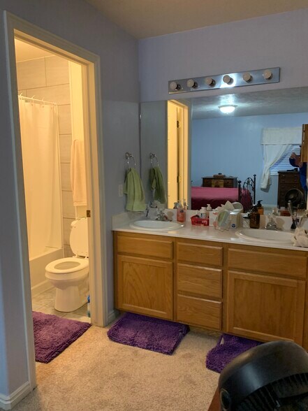 Building Photo - 7898 N Sparrowhawk Cir