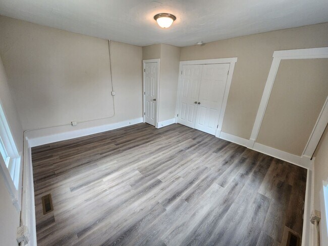 Building Photo - Spacious 3-Bedroom, 1-Bathroom Home AVAILABLE NOW!!