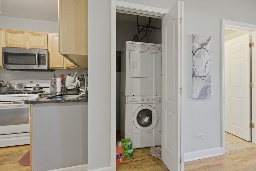 Building Photo - 1051 N Milwaukee Ave