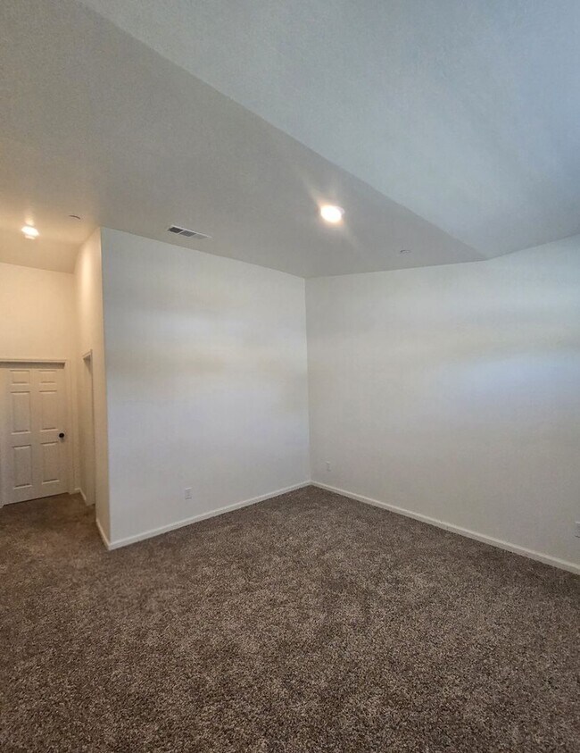 Building Photo - 799 W Brown Ave