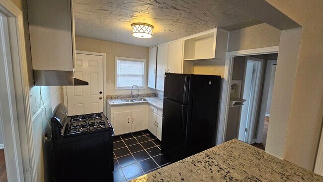 Building Photo - 3 bedroom 1 bathroom with 1 car garage in 76107