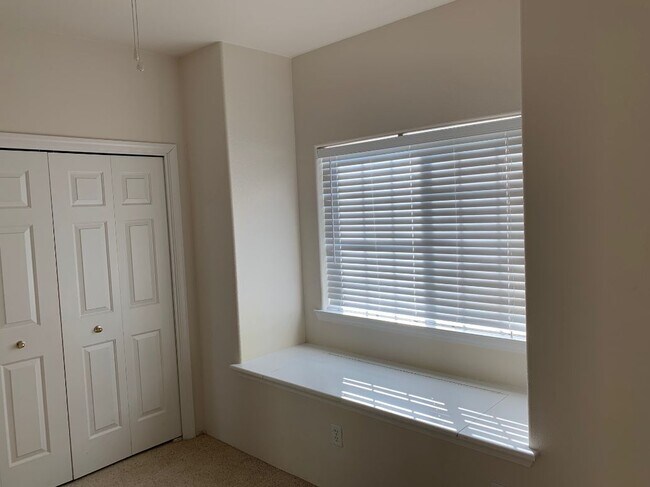 Building Photo - 640 Shadow Way