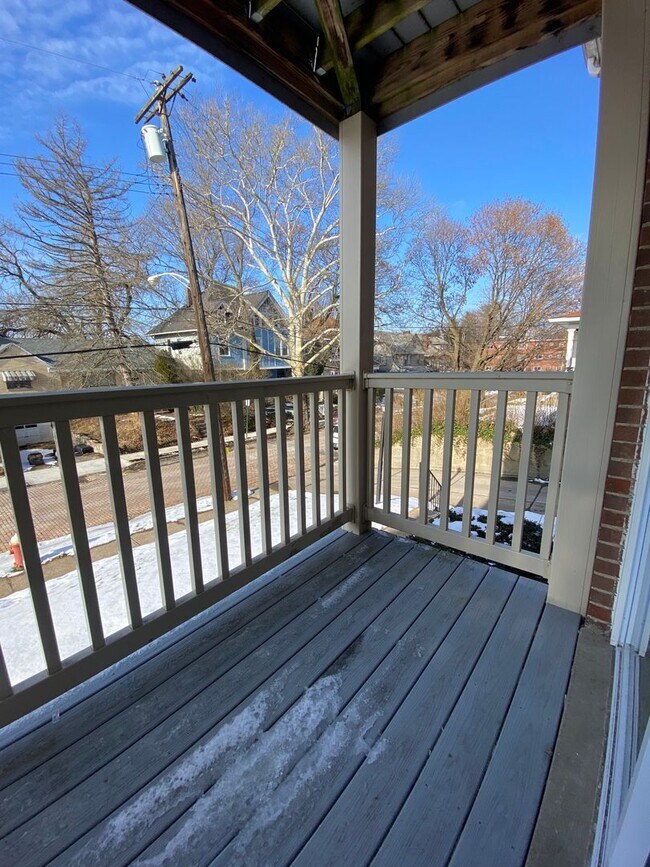 Building Photo - Renovated 2 Bedroom in Bellevue with Priva...