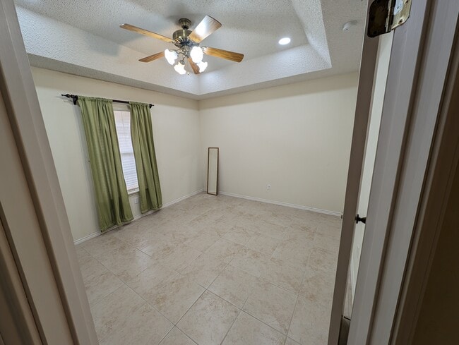 Building Photo - 2213 Lake View Dr