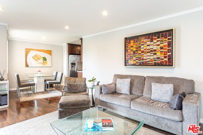 Building Photo - 100 S Doheny Dr