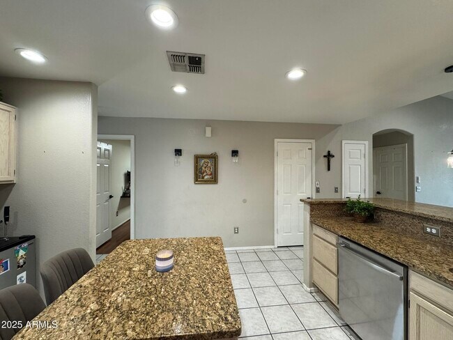 Building Photo - 820 N Owl Dr