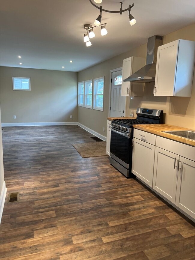Building Photo - 4 Bed/1 Bath Home in Penn Hills-Completely...