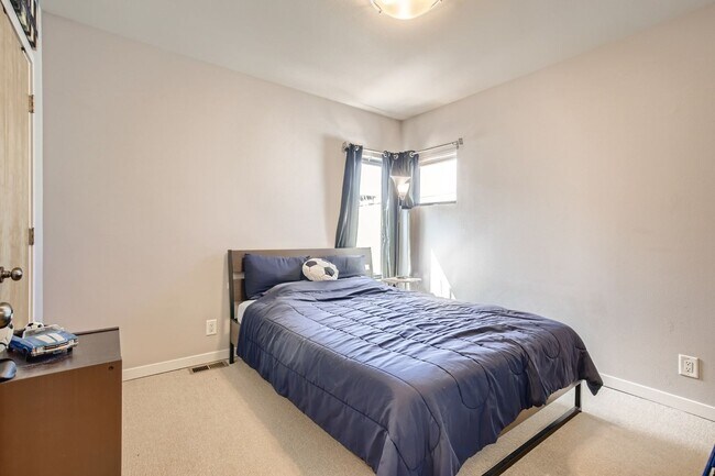Building Photo - Breathtaking 2 bed, 3 bath Curtis Park Tow...