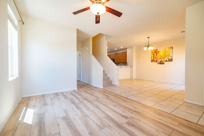 Building Photo - 2 Story 3 Bedroom Townhome Available Now f...