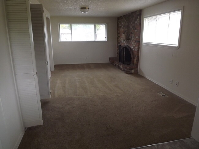 Building Photo - Spacious 3 Bedroom 1 3/4 Bath in Tacoma!!!!