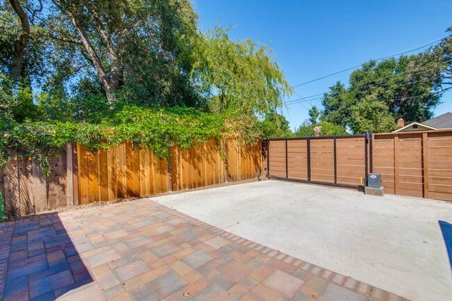 Building Photo - Beautifully remodeled 2 bed, 2 bath home.