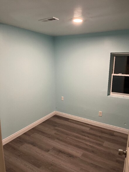 Building Photo - 1639 W 38th Pl