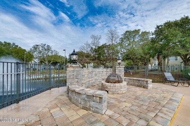 Building Photo - 13703 Richmond Park Dr N