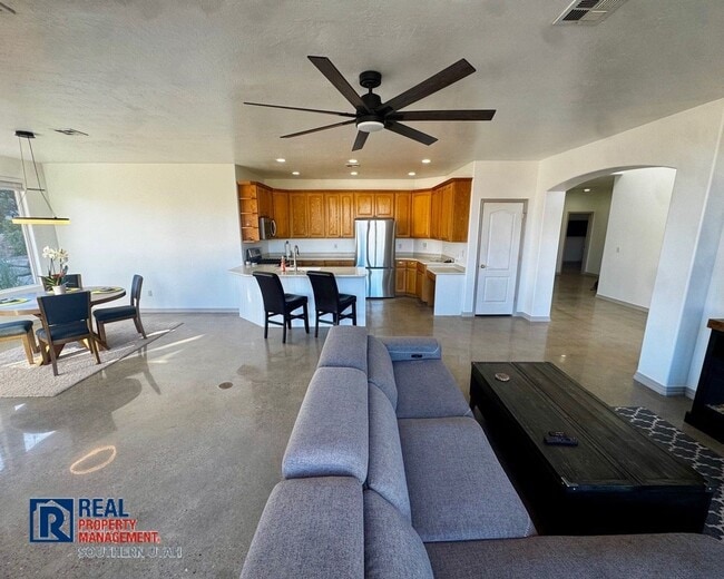 Building Photo - 179 Oasis Dr