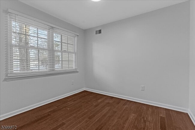 Building Photo - 56 Maple Ln