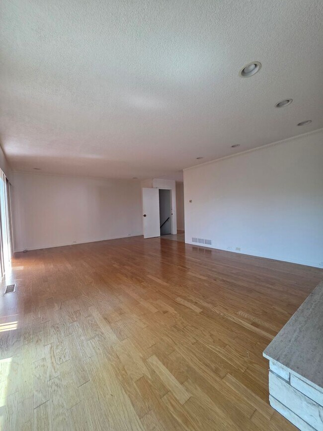 Building Photo - 6437 Elmhurst Dr