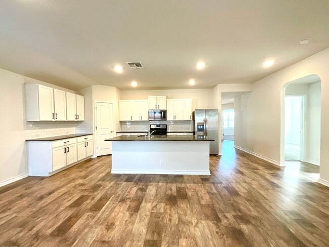 Building Photo - **APPLICATION RECEIVED** *MOVE IN SPECIAL* Stunning 4/2 Home With Access To Pool, Trails & 24-Hou...