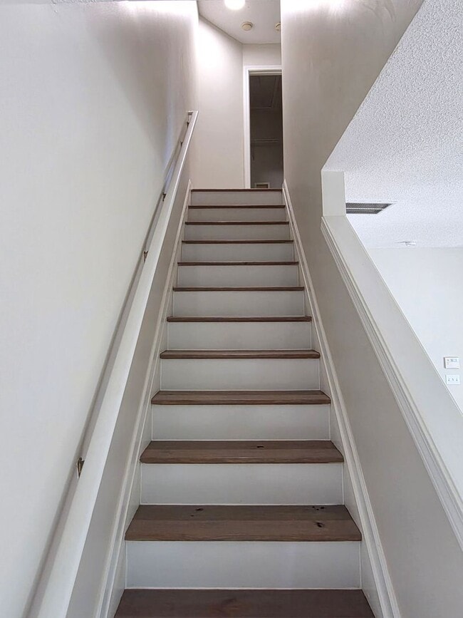 Building Photo - Updated 3 bed 2.5 bath Townhome located in...