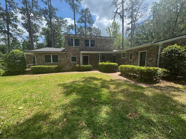 Building Photo - Stunning 4-Bedroom, 3-Bathroom Home with A...