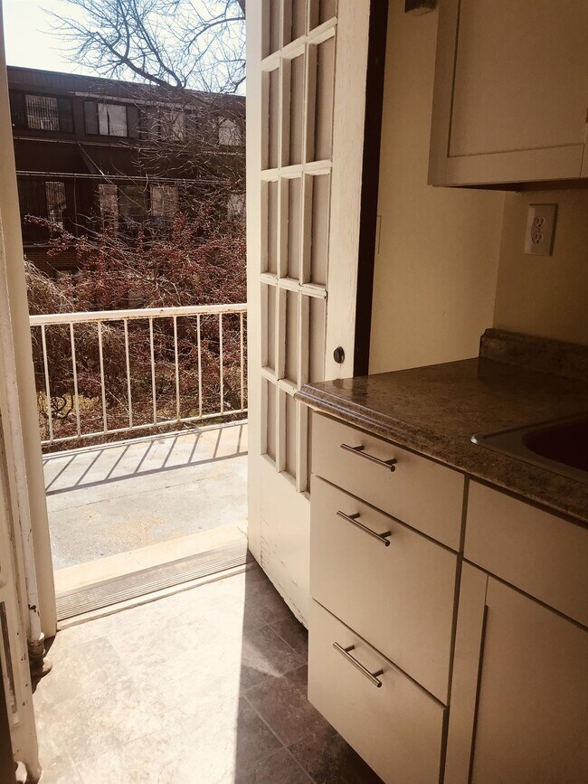 Building Photo - 727 N Capitol Ave